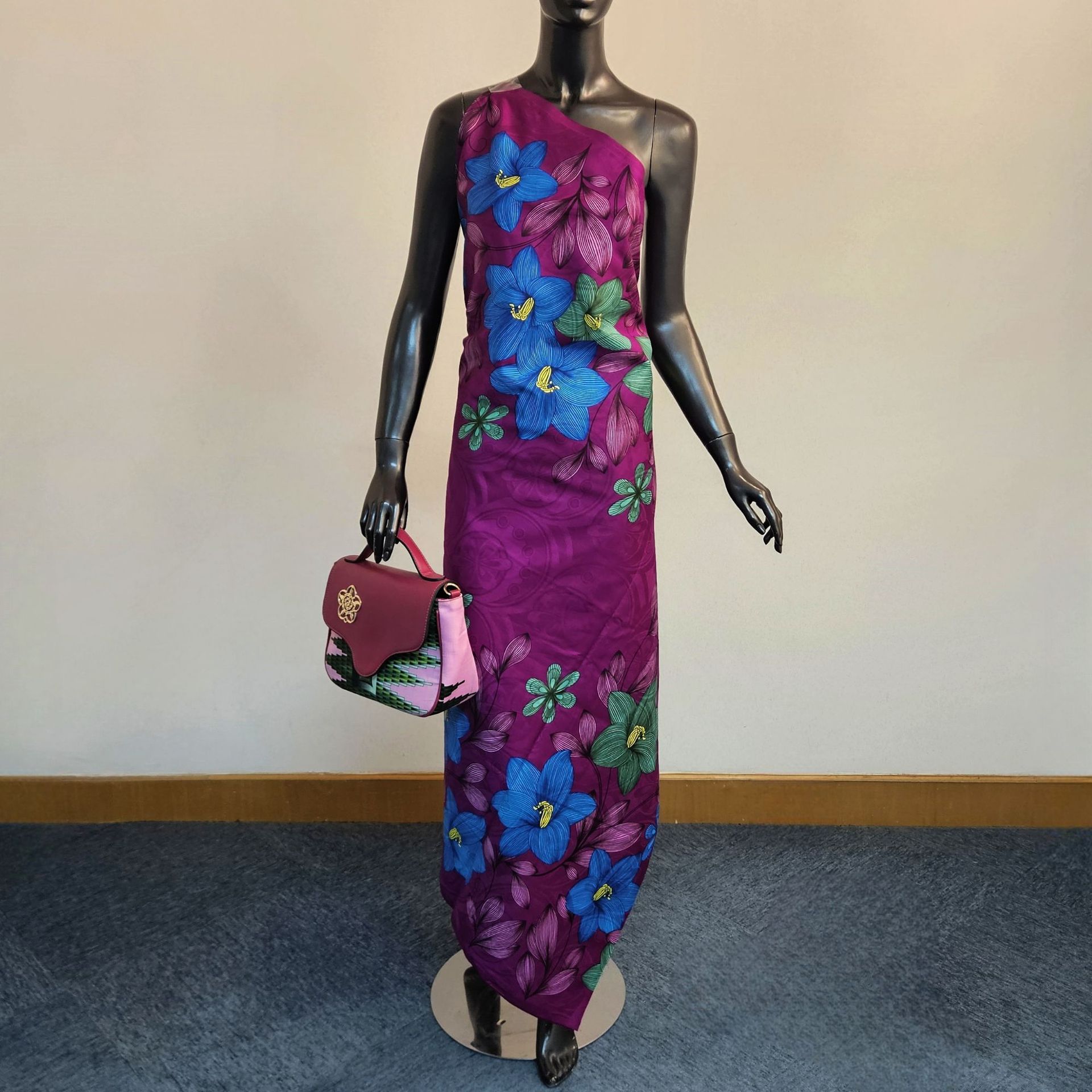 الأزهار المطبوعة على الأرجواني - مراجعة Sewing Batik Fabric وسعره