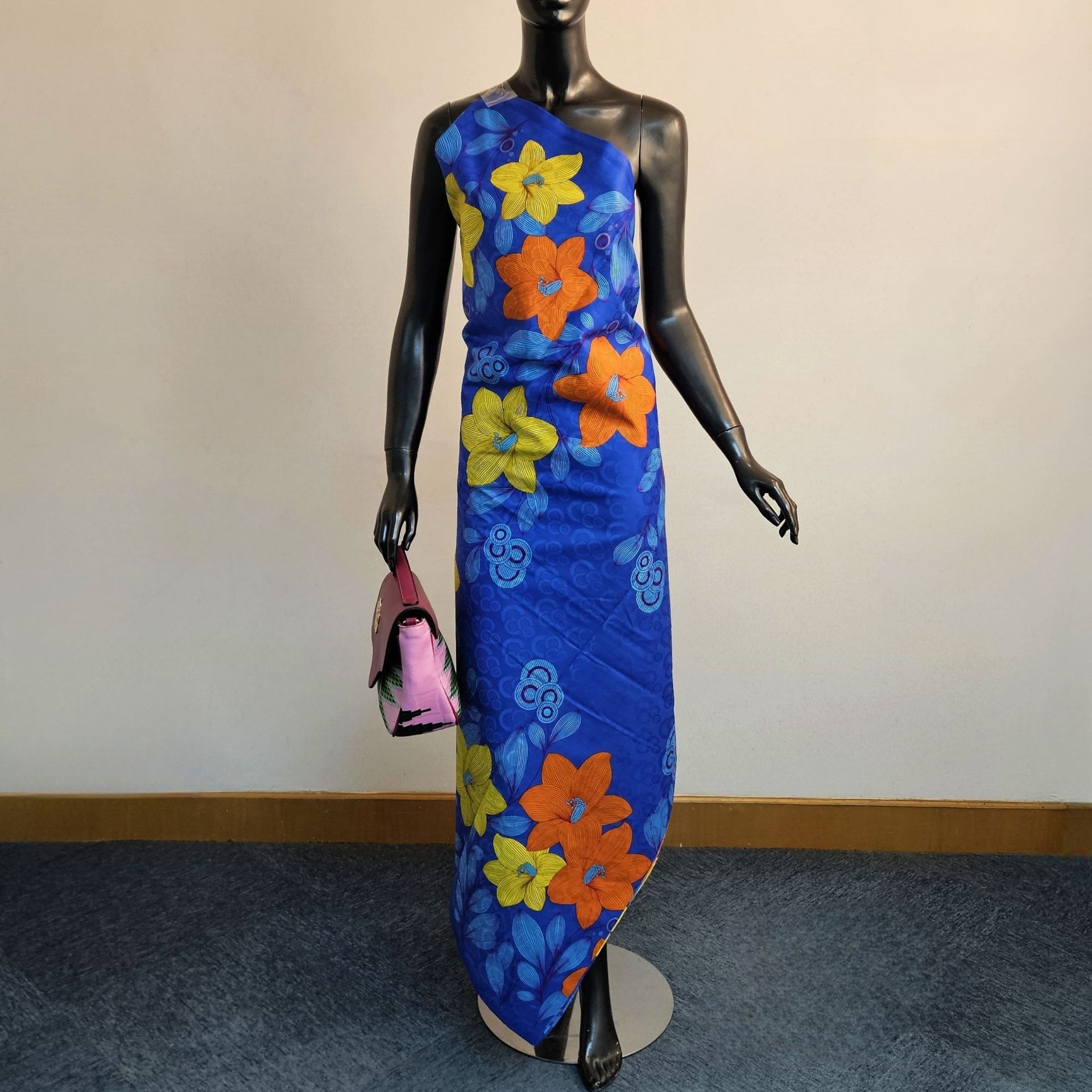 الأزهار المطبوعة على الأرجواني - مراجعة Sewing Batik Fabric وسعره